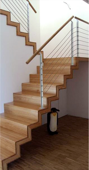 Moderne Treppe aus Metall und Holz