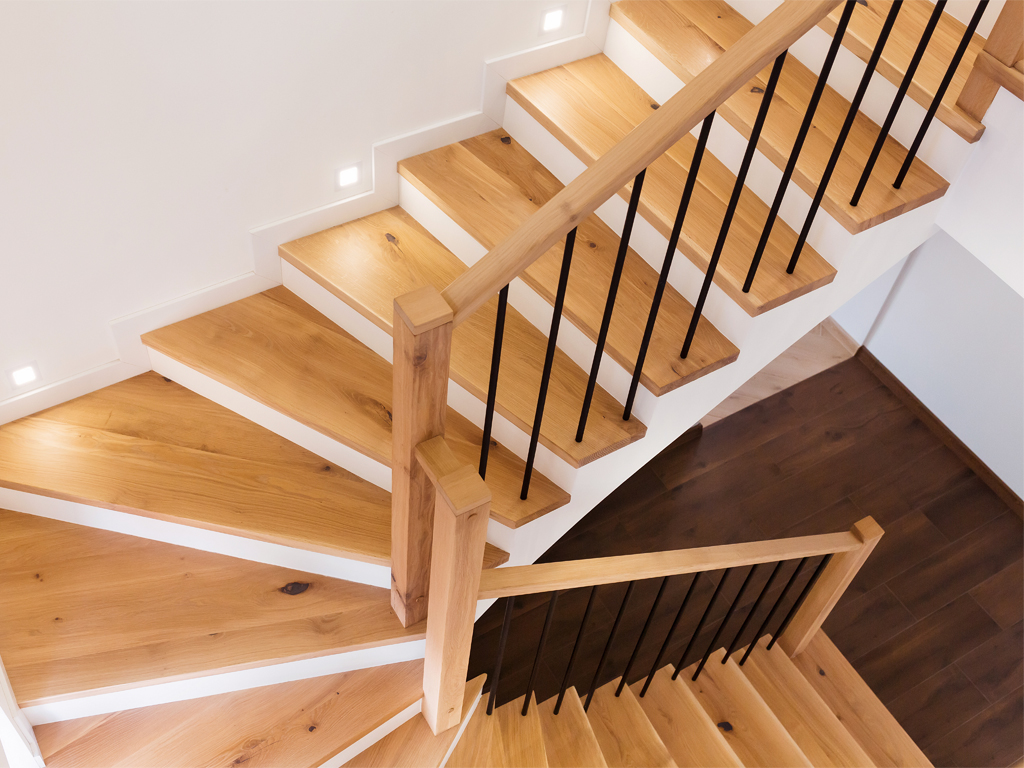 Holztreppe im Haus-Innenbereich